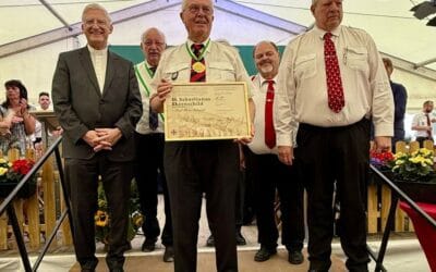 Ehrenschild am Band für den Bezirkspräses